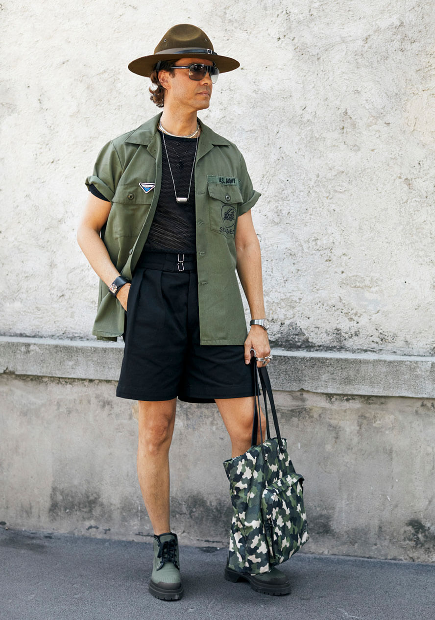Mann trägt Outdoor-Kleidung als Streetstyle-Look
