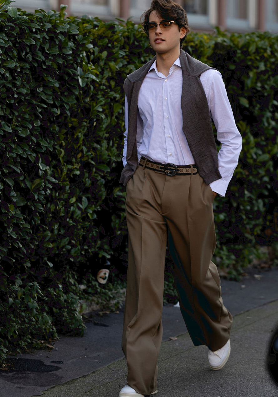 Mann trägt hochwertige Basics - ein Teil des Quiet Luxury Trends