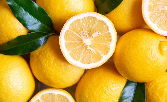 Zitronen mit Stil und teilweise aufgeschnitten und halbiert
