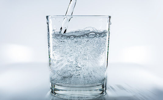 Mineralwasser in einem duchrsichtigen Glas