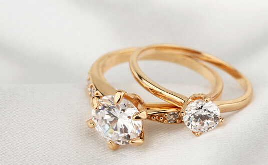 zwei goldene Ringe mit Diamanten