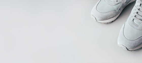 Graue Sneaker mit Wildleder-Details in Grau