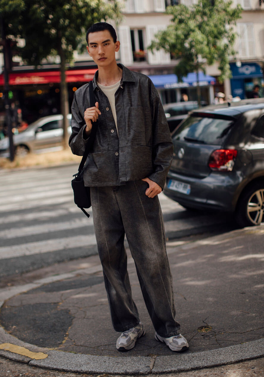 Mann trägt helle Sneaker mit dunkelblauem Denim-Zweiteiler