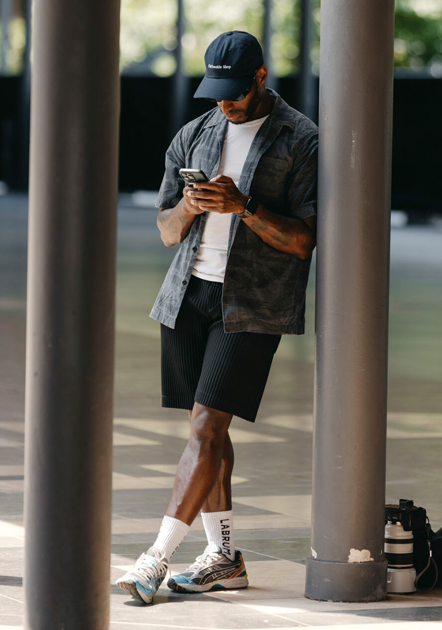 Mann trägt bunte Runner-Sneaker mit lässigem Casual-Outfit