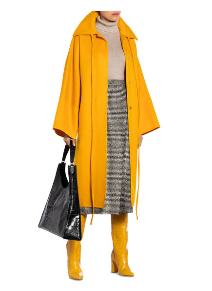 Outfit mit gelbem Mantel und Stiefel