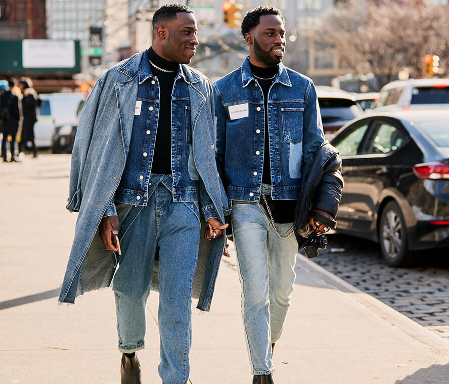 Zwei Männer in Jeansjacken