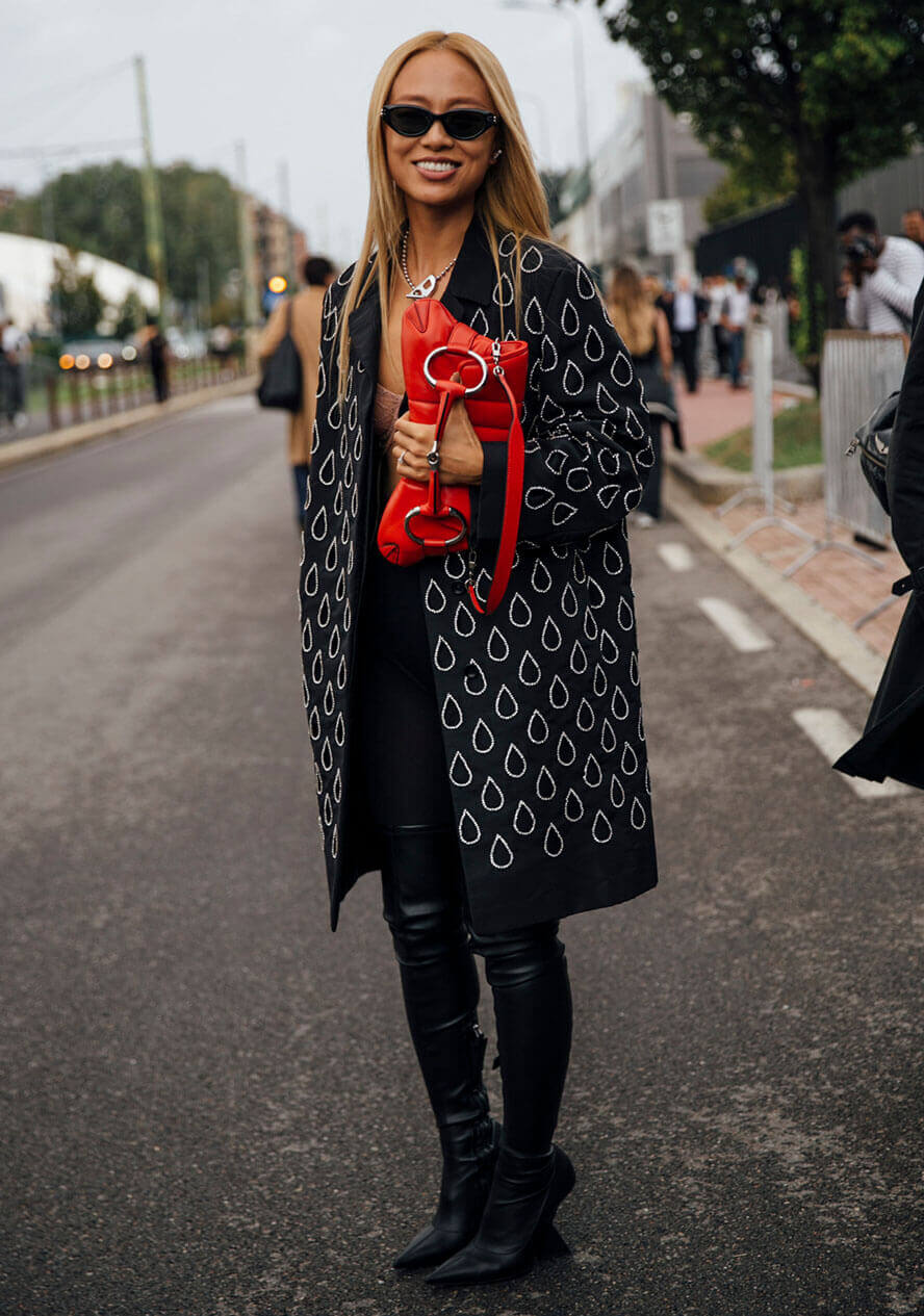 Frau trägt die It-Bag Horsebit Chain von Gucci