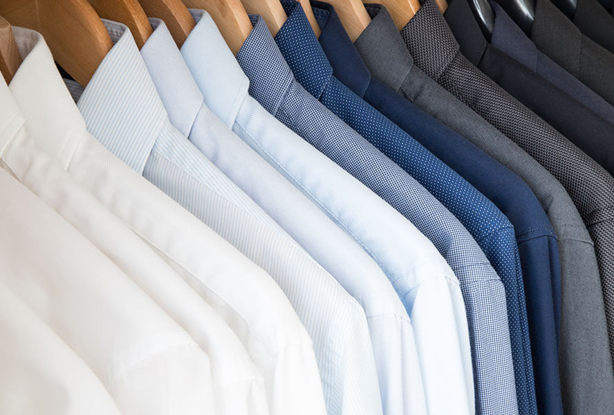 Auswahl an verschiedenen Hemden auf einer Kleiderstange