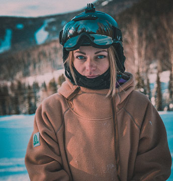 Frau mit Snowboard