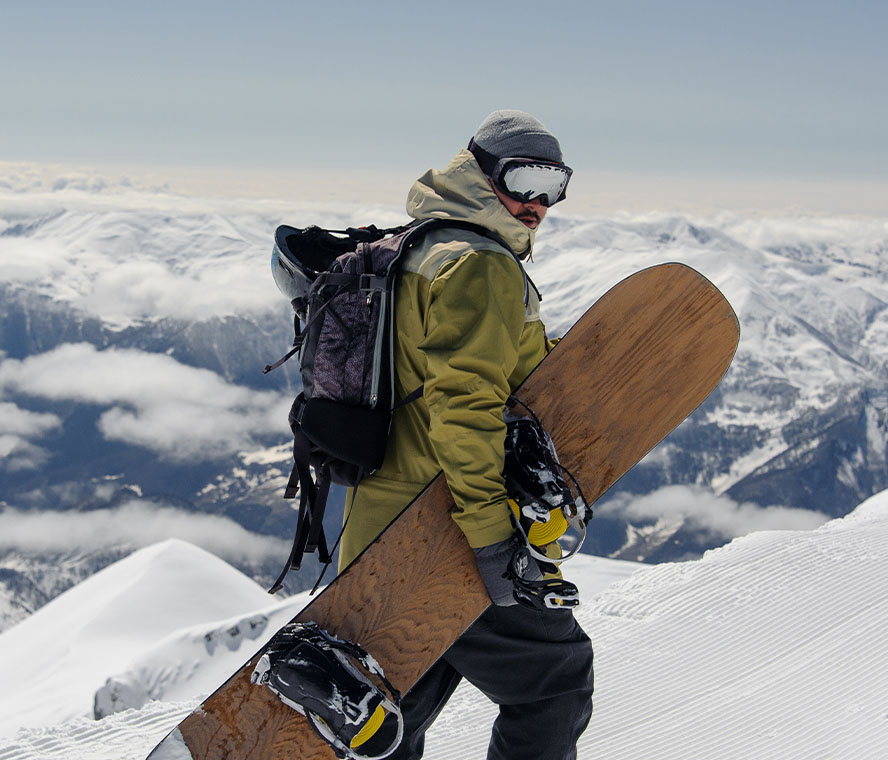 Mann mit Snowboard