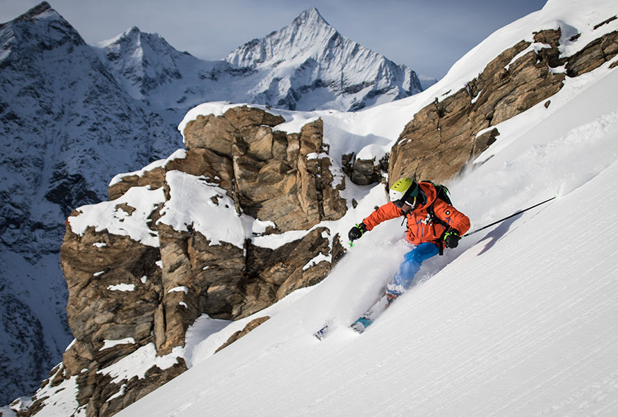 Skifahrer fährt am Matterhorn in Zermatt