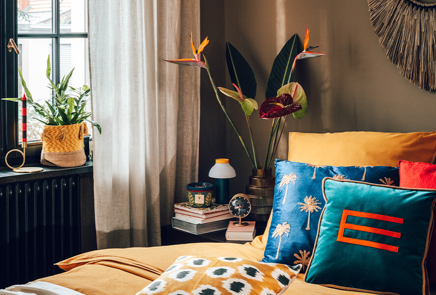 Schlafzimmer mit Safari-Print-Bettwäsche